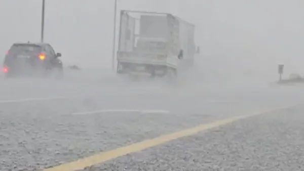 ভারী বৃষ্টিতে বিপর্যস্ত মরুর দেশ আমিরাত