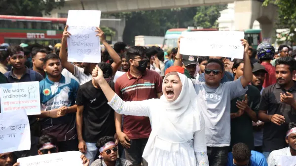 শিক্ষা ভবনের সামনে অবস্থান সাত কলেজের শিক্ষার্থীদের, বন্ধ যান চলাচল