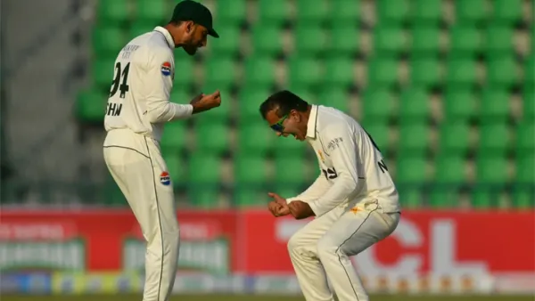 লাহোর টেস্টে চালকের আসনে পাকিস্তান