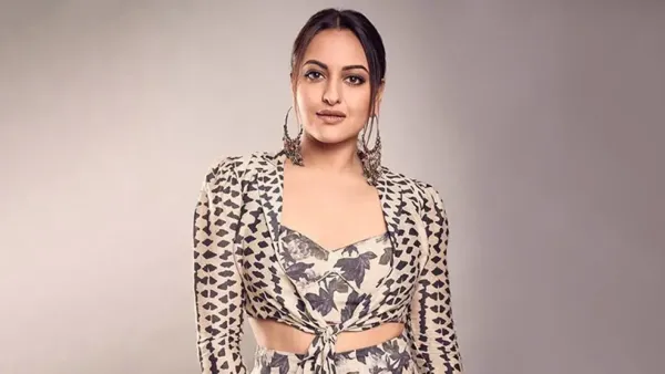 জুতা পরে মসজিদে গিয়ে কটাক্ষের মুখে সোনাক্ষী