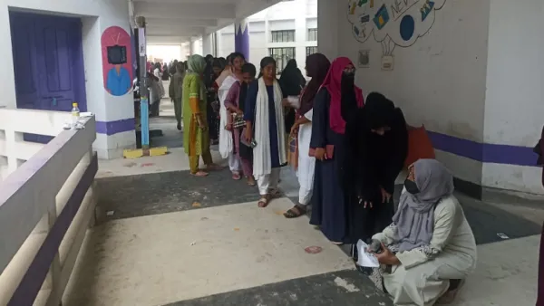 চাকসু নির্বাচনে নারী ভোটকেন্দ্রে দীর্ঘ লাইন