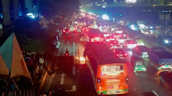 শাহজালাল বিমানবন্দরের সামনের সড়কে যানজট