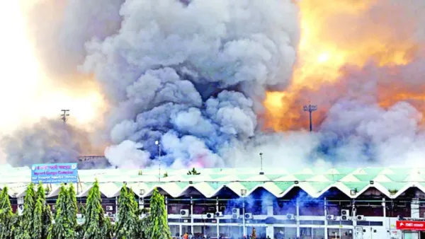 কার্গো হাউস পুড়ে ছাই