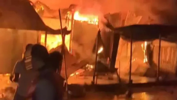 বোয়ালমারীর কাদিরদীতে আগুনে ১৪টি দোকান পুড়ে ছাই