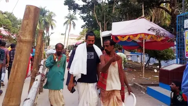 চোখের জল ফেলে সাঁইজির ধাম ছাড়ছেন সাধু-ভক্তরা