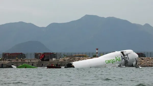 হংকংয়ে রানওয়ে থেকে ছিটকে সাগরে কার্গো বিমান, নিহত ২