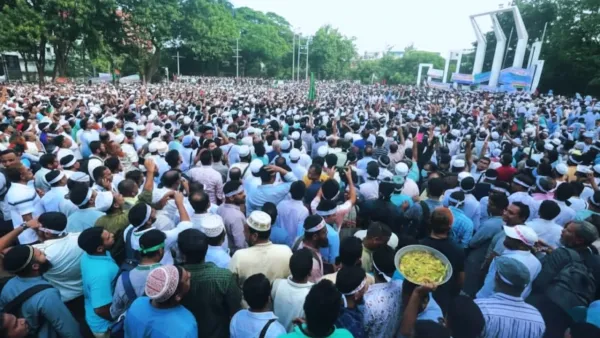 শহীদ মিনারে শিক্ষকদের সমাবেশ, উপস্থিতি বাড়ছে