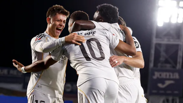 প্রতিপক্ষের ২ লাল কার্ডের ম্যাচে বার্সাকে হটিয়ে শীর্ষে রিয়াল