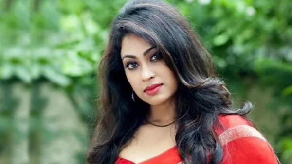 ওমরাহ করতে গেলেন পপি