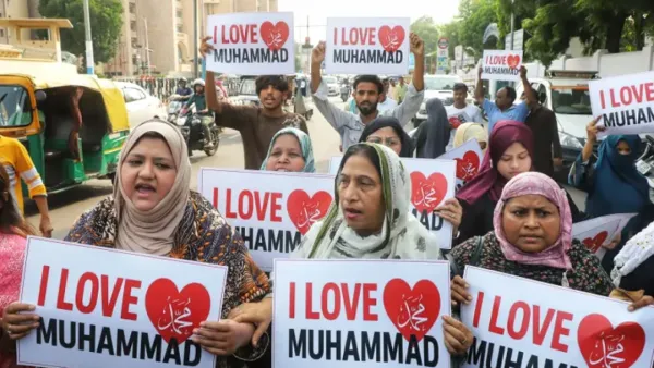 ‘আই লাভ মুহাম্মদ’ সাইনবোর্ড লিখে তোপের মুখে ভারতের মুসলিমরা 