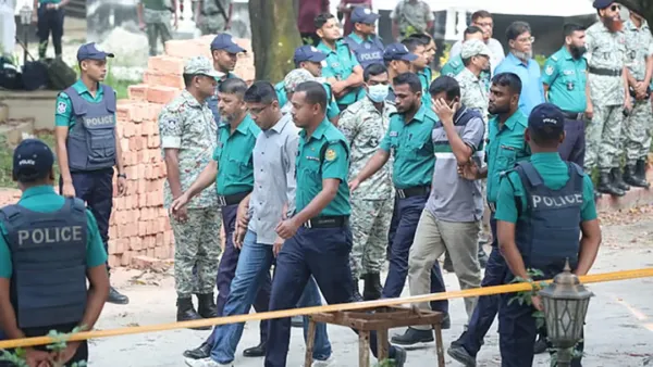 ট্রাইব্যুনালে আনা হয়েছে সেনা কর্মকর্তাদের 