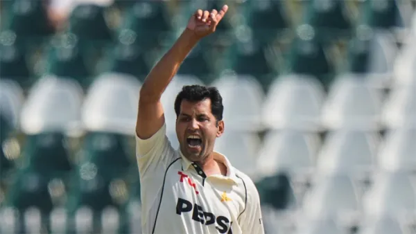 ৩৮ বছরে অভিষেকে ৫ উইকেট নিয়ে আফ্রিদির বিশ্বরেকর্ড