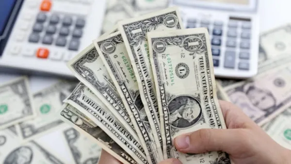 ডলারের দাম হঠাৎ ঊর্ধ্বমুখী, ক্ষতির মুখে ব্যবসায়ীরা