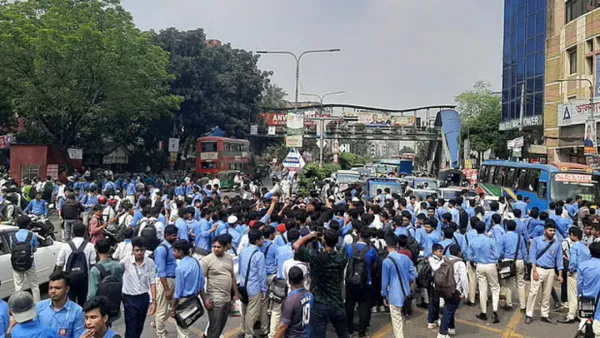 পাঁচ দফা দাবিতে ফার্মগেটে শিক্ষার্থীদের সড়ক অবরোধ