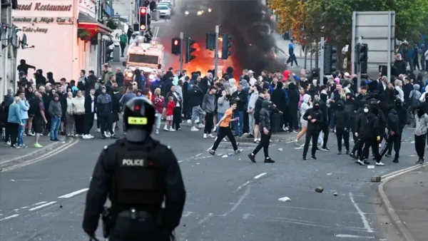 অভিবাসনবিরোধী বিক্ষোভে উত্তাল আয়ারল্যান্ড