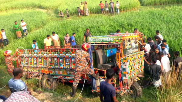 নিয়ন্ত্রণ হারিয়ে খাদে নসিমন-মোটরসাইকেল, হতাহত ৬