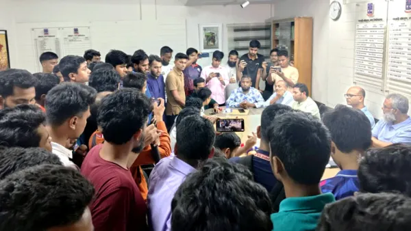 হকারদের নিয়ে বামদের মিছিল, ডাকসু প্রতিনিধিদের হুঁশিয়ারি