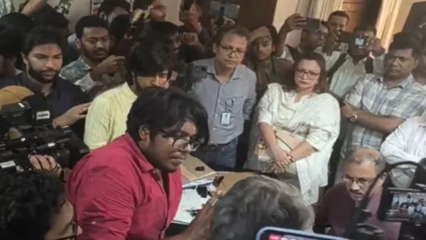 ডাকসু ফান্ডের হিসাব প্রকাশসহ ৩ দাবিতে ট্রেজারার অফিস ঘেরাও 