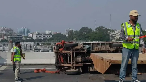 এলিভেটেড এক্সপ্রেসওয়েতে পিকআপ উল্টে এয়ারপোর্টমুখী লেন বন্ধ