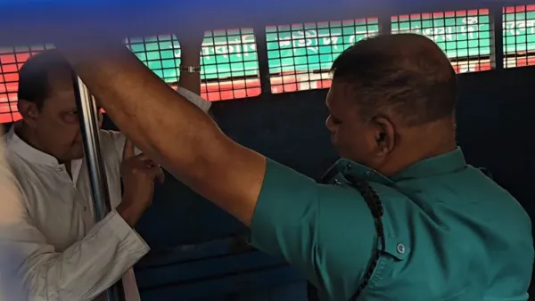 প্রিজনভ্যানে পুলিশের সঙ্গে তর্কে জড়ালেন ইনু, যা বললেন