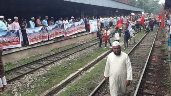 দাবি মেনে নেওয়ার আশ্বাসে রেলপথ ছাড়লেন আন্দোলনকারীরা 