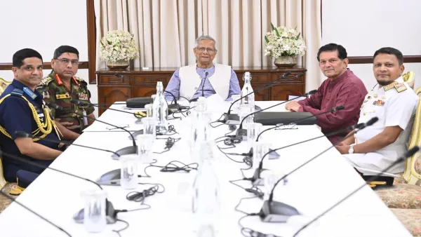 প্রধান উপদেষ্টার সঙ্গে নির্বাচনের প্রস্তুতি নিয়ে আলোচনা ৩ বাহিনী প্রধানের 