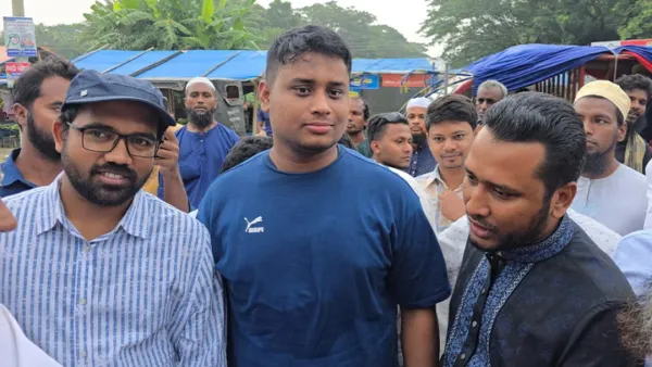 কৃষিবাজারে শাপলা ফুলের শুভেচ্ছা পেলেন হাসনাত 