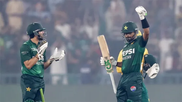 বিরাট-রোহিতকে ছাড়িয়ে অনন্য রেকর্ডে বাবর