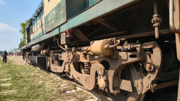 গোয়ালন্দে শাটল ট্রেনের ইঞ্জিন লাইনচ্যুত