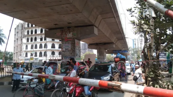 রেললাইন মেরামতের কাজ চলছে মগবাজারে