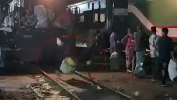 পা পিছলে ট্রেনের নিচে, পরে হাসপাতালে মৃত্যু