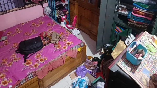 অস্ত্রের মুখে জিম্মি করে স্বর্ণালংকারসহ ৫৪ লাখ টাকার মালামাল লুট