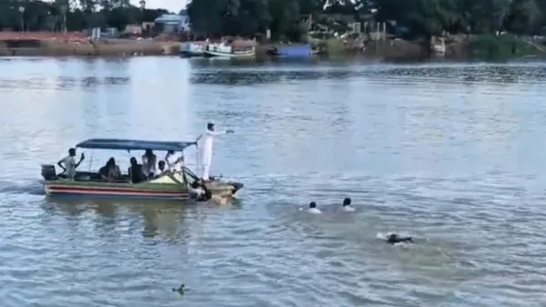 নেতাকে দেখতে নদীতে সাঁতরে ছুটলেন কর্মীরা