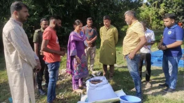 লাল তিলে কালো রঙ মিশিয়ে বেচার চেষ্টাকালে ধরা 