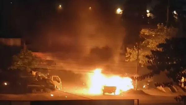 মধ্যরাতে মোহাম্মদপুরে গাড়ির গ্যারেজে আগুন