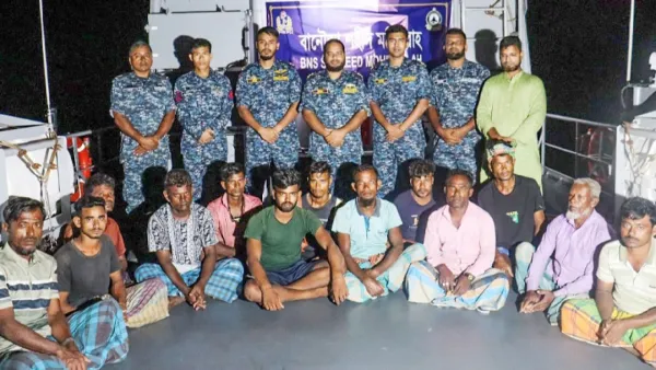 সাগরে ভাসতে থাকা ১৩ জেলেকে উদ্ধার করল নৌবাহিনী 