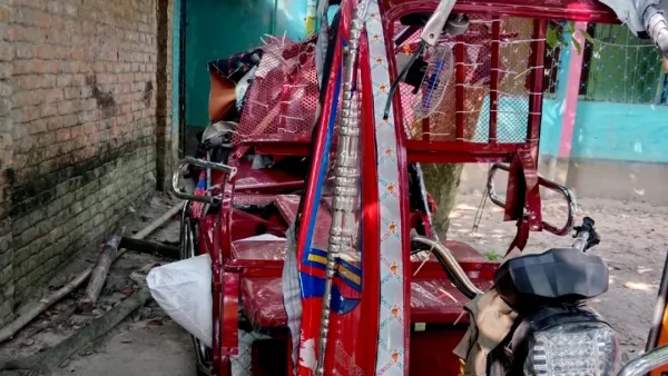 ইজিবাইকে বাসের ধাক্কা, হতাহত ৩