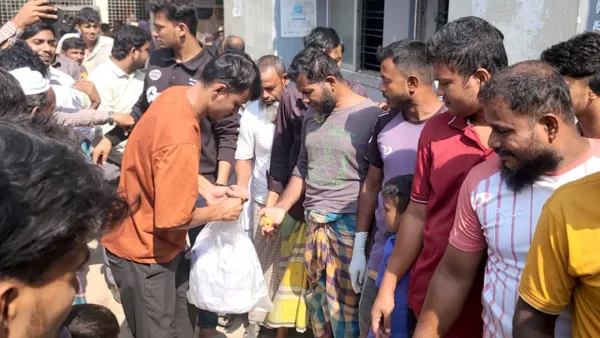 সদর হাসপাতালে চিকিৎসক নিয়োগসহ পাঁচ দাবিতে ‘জিলাপি বিতরণ’