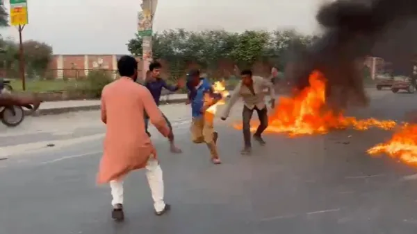 সড়কে টায়ার জ্বালানোর সময় সাবেক ছাত্রদল নেতার শরীরে আগুন