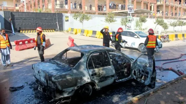 ইসলামাবাদে হাইকোর্টের পার্কিংয়ে আত্মঘাতী বোমা বিস্ফোরণে নিহত ১২