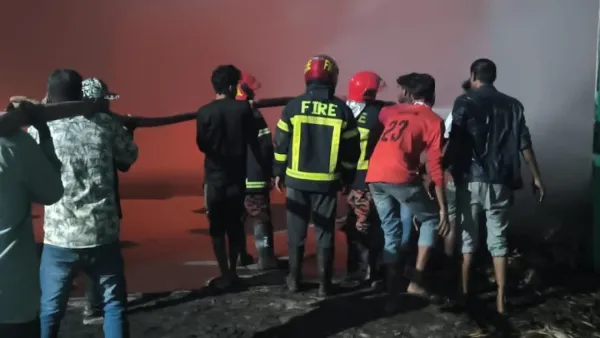 সাড়ে ৪ ঘণ্টায়ও নিয়ন্ত্রণে আসেনি জুটমিলের আগুন