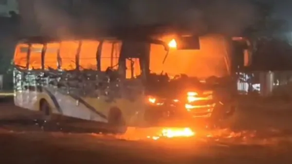 আশুলিয়ায় সড়কের পাশে পার্কিং করা বাসে আগুন