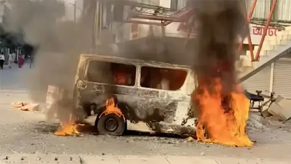 উত্তরায় মাইক্রোবাসে আগুন