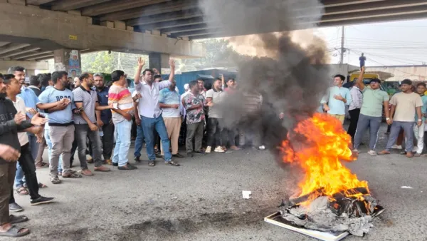 গাজীপুর-৬ আসন পুনর্বহালের দাবিতে ঢাকা-ময়মনসিংহ মহাসড়ক অবরোধ