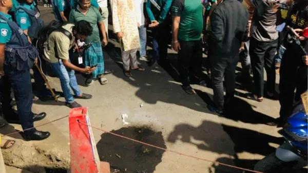 ফ্যাসিবাদী আমলের প্রামাণ্যচিত্র প্রদর্শনকালে টিএসসিতে ককটেল বিস্ফোরণ