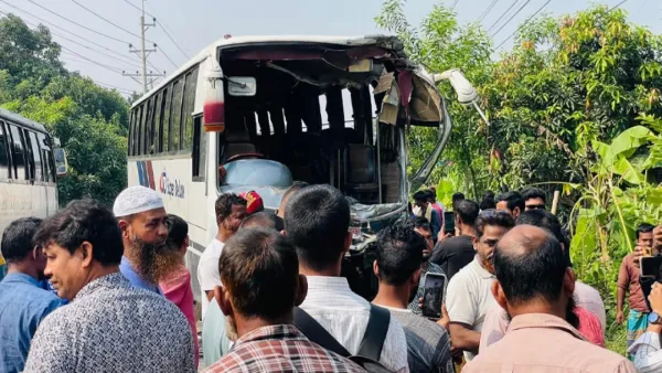 পরিবহনের ধাক্কায় লোকাল বাস জলাশয়ে, আহত অন্তত ৩৫