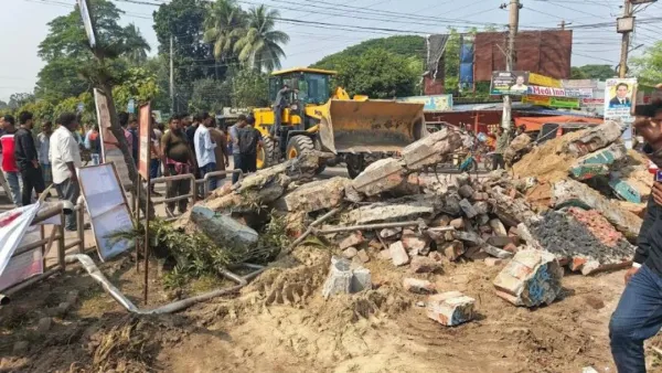 শেখ মুজিবের ‘এক তর্জনি’ স্তম্ভ বুলডোজার দিয়ে গুঁড়িয়ে দিল ছাত্রজনতা