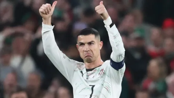 কনুই মেরে লাল কার্ড দেখলেন রোনালদো