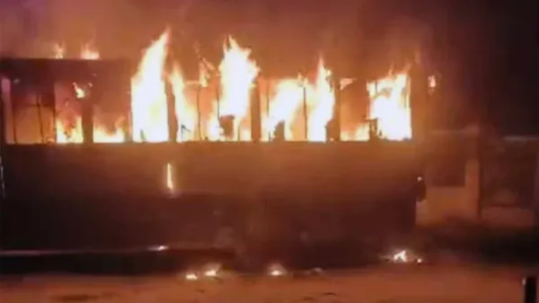 মধ্যরাতে হাজারীবাগে দাঁড়িয়ে থাকা বাসে আগুন