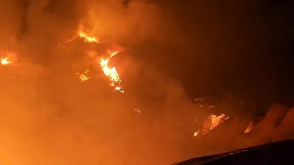 মধ্যরাতে শ্রীপুরে ঝুটের গুদামে আগুন